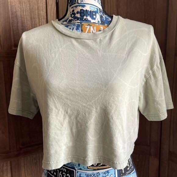 Cute mint green/white swirl crop tshirt. - Picture 1 of 6